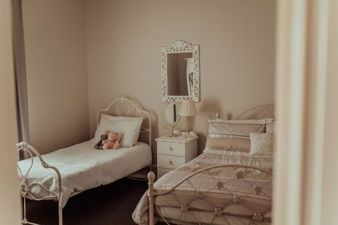 Bluebird Cottage - Redcliffe Tourism 2
