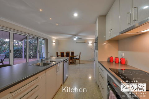 13 Learmonth Street - Close To Town Centre - Redcliffe Tourism 4