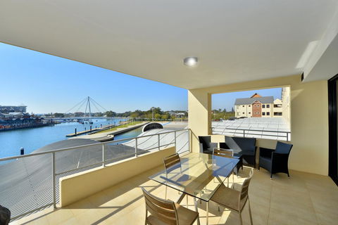 Dolphin Quay Apartments - Redcliffe Tourism 9