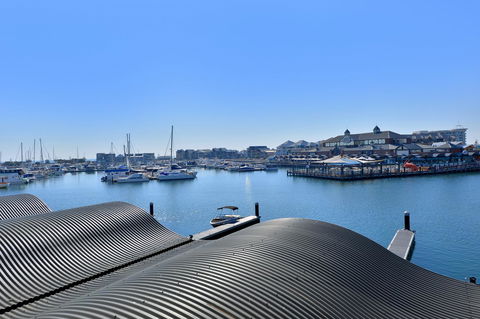 Dolphin Quay Apartments - Redcliffe Tourism 6