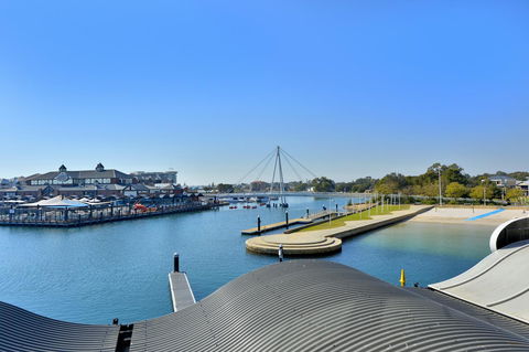 Dolphin Quay Apartments - Redcliffe Tourism 7