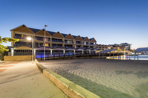 Dolphin Quay Apartments - Redcliffe Tourism 0