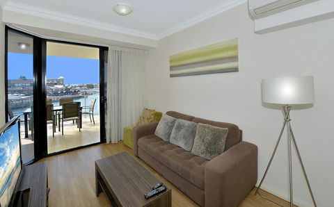 Dolphin Quay Apartments - Redcliffe Tourism 3