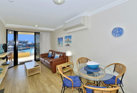 Dolphin Quay Apartments - Redcliffe Tourism 12