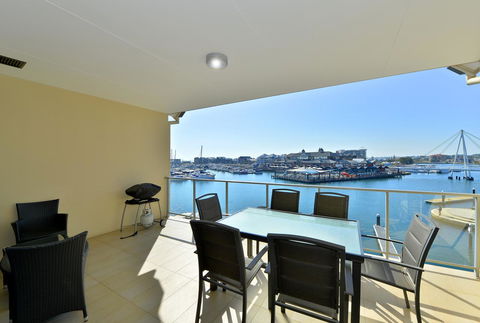 Dolphin Quay Apartments - Redcliffe Tourism 4