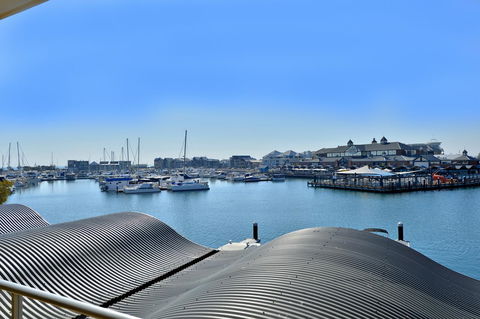 Dolphin Quay Apartments - Redcliffe Tourism 13