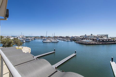 Dolphin Quay Apartments - Redcliffe Tourism 16