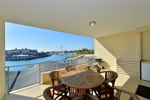 Dolphin Quay Apartments - Redcliffe Tourism 15