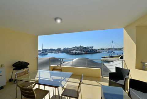 Dolphin Quay Apartments - Redcliffe Tourism 8