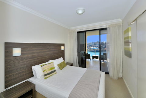 Dolphin Quay Apartments - Redcliffe Tourism 1