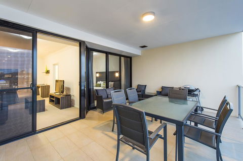 Dolphin Quay Apartments - Redcliffe Tourism 37