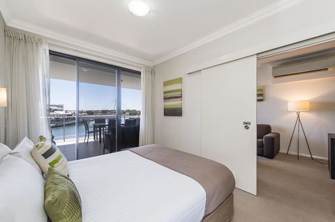 Dolphin Quay Apartments - Redcliffe Tourism 28