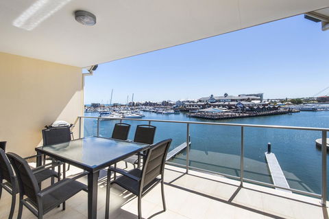 Dolphin Quay Apartments - Redcliffe Tourism 36
