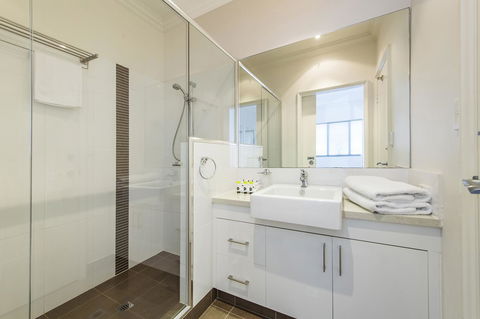 Dolphin Quay Apartments - Redcliffe Tourism 40