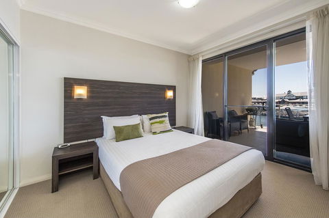 Dolphin Quay Apartments - Redcliffe Tourism 30
