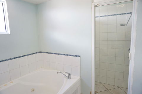 Osprey Holiday Village Unit 120 - Plenty Of Room For A Large Family - Redcliffe Tourism 12