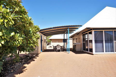 Osprey Holiday Village Unit 120 - Plenty Of Room For A Large Family - Redcliffe Tourism 17