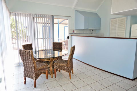 Osprey Holiday Village Unit 120 - Plenty Of Room For A Large Family - Redcliffe Tourism 5