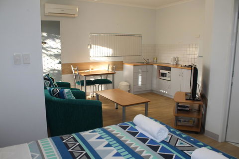 Mandurah Ocean Marina Chalets - Redcliffe Tourism 1
