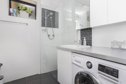 Gorgeous 26 1 Bed Designer Fitout Perfect Location - Redcliffe Tourism 5
