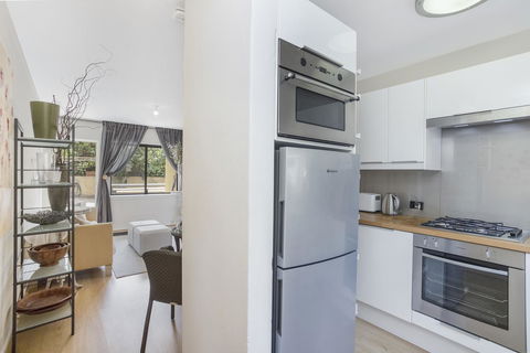 Gorgeous 26 1 Bed Designer Fitout Perfect Location - Redcliffe Tourism 13