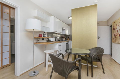 Gorgeous 26 1 Bed Designer Fitout Perfect Location - Redcliffe Tourism 12