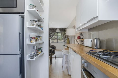 Gorgeous 26 1 Bed Designer Fitout Perfect Location - Redcliffe Tourism 7