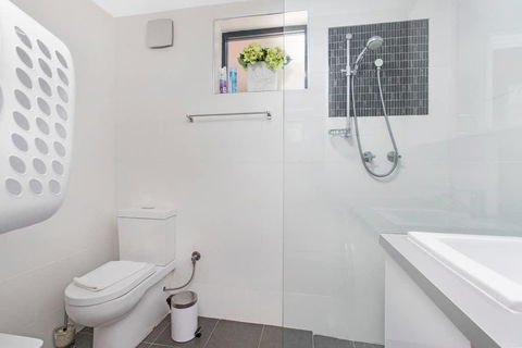 Gorgeous 26 1 Bed Designer Fitout Perfect Location - Redcliffe Tourism 42