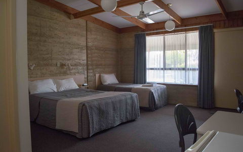 Hopetoun Motel & Chalet Village - Redcliffe Tourism 2