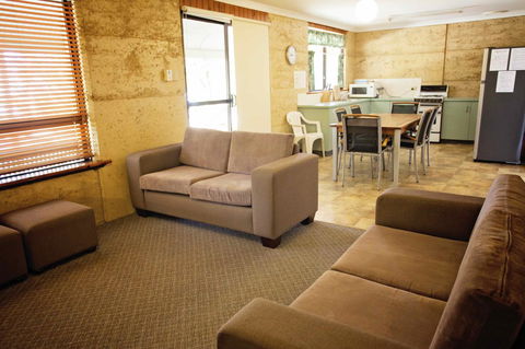 Hopetoun Motel & Chalet Village - Redcliffe Tourism 8