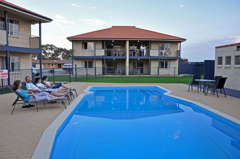 Pinnacles Edge Resort - Redcliffe Tourism 3