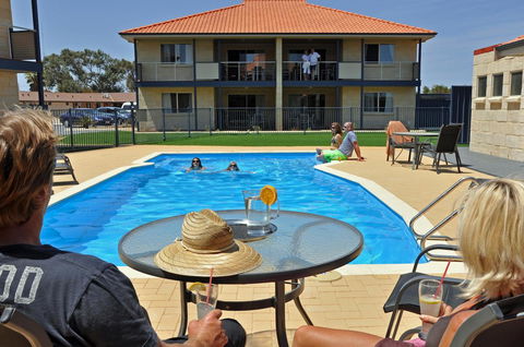 Pinnacles Edge Resort - Redcliffe Tourism 0