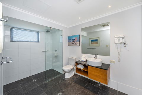 A 406 FANTASTIC OCEAN BEACH And MARINA VIEW APT - MANDURAH - Redcliffe Tourism 16