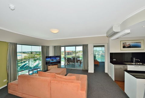 A 406 FANTASTIC OCEAN BEACH And MARINA VIEW APT - MANDURAH - Redcliffe Tourism 10