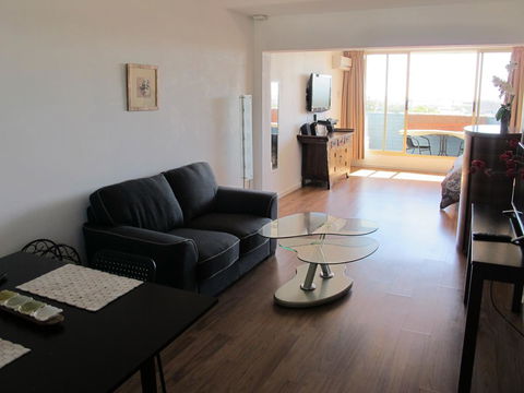 Studio 204 With Harbour, Ocean And Sunset Views From The Balcony - Redcliffe Tourism 8