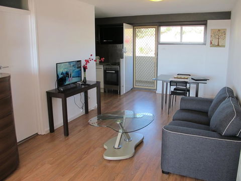 Studio 204 With Harbour, Ocean And Sunset Views From The Balcony - Redcliffe Tourism 9