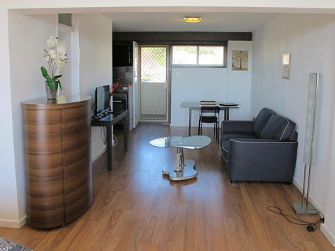 Studio 204 With Harbour, Ocean And Sunset Views From The Balcony - Redcliffe Tourism 3