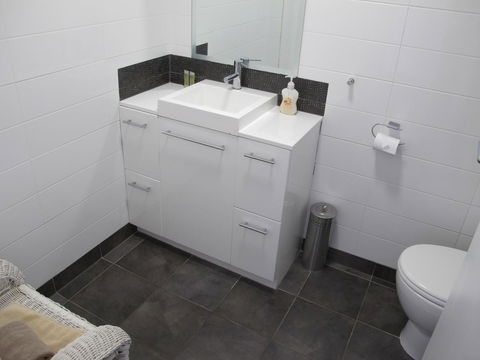 Studio 204 With Harbour, Ocean And Sunset Views From The Balcony - Redcliffe Tourism 5