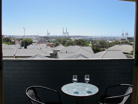 Studio 204 With Harbour, Ocean And Sunset Views From The Balcony - Redcliffe Tourism 4