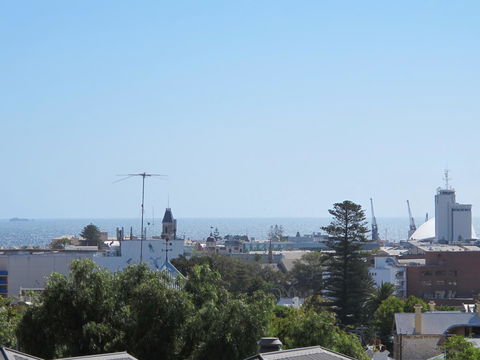 Studio 204 With Harbour, Ocean And Sunset Views From The Balcony - Redcliffe Tourism 13