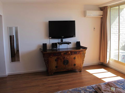 Studio 204 With Harbour, Ocean And Sunset Views From The Balcony - Redcliffe Tourism 7