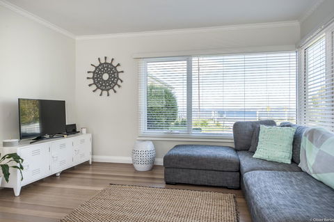 On The Beach Waterfront Apartment - Redcliffe Tourism 3