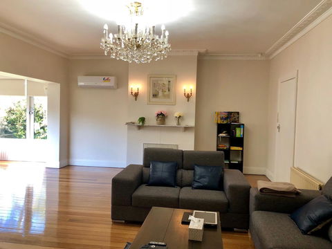 Riverbank Villa - Redcliffe Tourism 3
