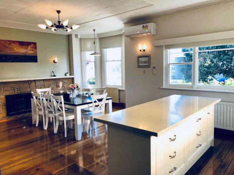 Riverbank Villa - Redcliffe Tourism 4