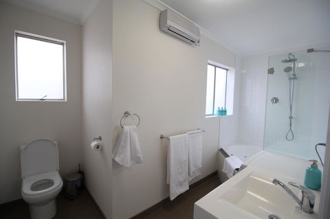 Trinity Hill Apartments - Redcliffe Tourism 1