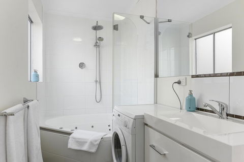 Trinity Hill Apartments - Redcliffe Tourism 2