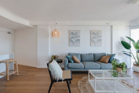 NEW Beautiful 2 Bed Ocean Views In Broadbeach - Redcliffe Tourism 1