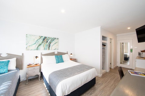 New England Motor Lodge - Redcliffe Tourism 1