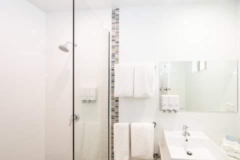 New England Motor Lodge - Redcliffe Tourism 3