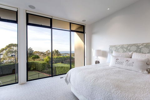Newhaven Luxury Family Home With Bay Views, Large Pool, Jacuzzi, Tennis Court, Playground - Redcliffe Tourism 2